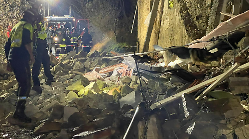 Gravissima nell'esplosione della casa, in ospedale anche la sorella e un uomo. Sospetti sul gpl. Cosa &egrave; successo al Matto