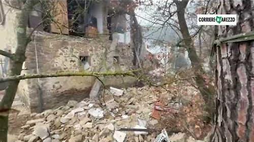 Casa esplosa per fuga gpl, le immagini con la luce del giorno e il bilancio. Tre persone e tre cani sopravvissuti. Scena impressionante