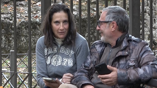 Senzatetto sfrattati dalla strada: "Hanno buttato via i nostri sacchi a pelo e le nostre coperte". La Municipale: "C'era il rischio incendio"