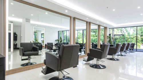 E' l&rsquo;anno della frangia: ciuffetti scalati e colori caldi dominano la nuova stagione. Scopri il look giusto per te