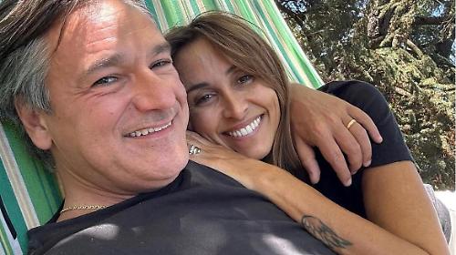 Fabio Caressa e Benedetta Parodi, verso i 20 anni di amore: il primo incontro, la proposta in aereo e i tre figli