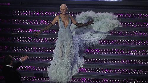 I 7 momenti pi&ugrave; iconici di Bianca Balti, dalle pubblicit&agrave; e le sfilate a Sanremo