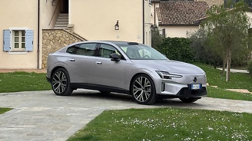 A bordo della Volvo ES90: debutta la tecnologia 800V