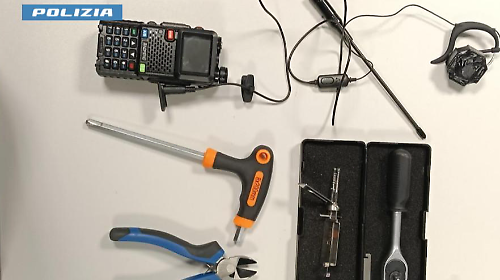 Sorpresi in zona Giotto con gli arnesi da scasso sotto i sedili dell'auto: scatta il foglio di via