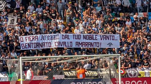 Lo striscione dei tifosi dell'Udinese