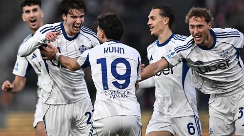 Il Como vince anche a Pisa e continua a sognare l'Europa