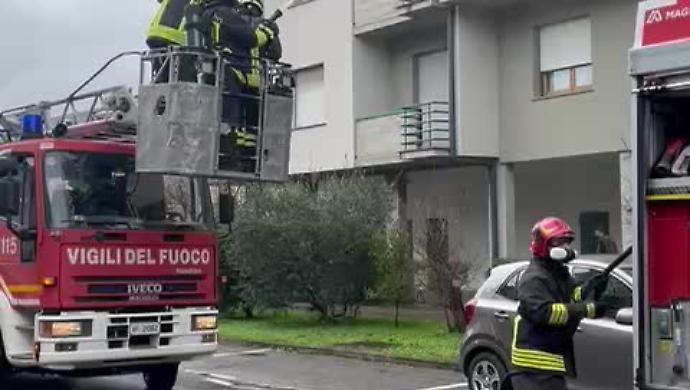 Uomo di 56 anni muore carbonizzato nell'appartamento che prende fuoco