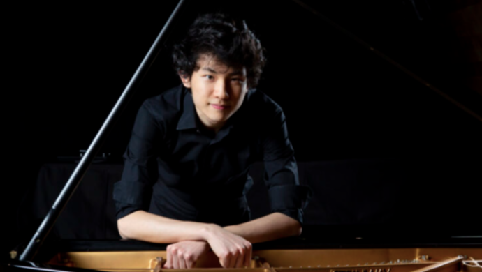 Il pianista Tony Siqi Yun sul palco dello Youth Music Festival. Concerto al teatro Petrarca