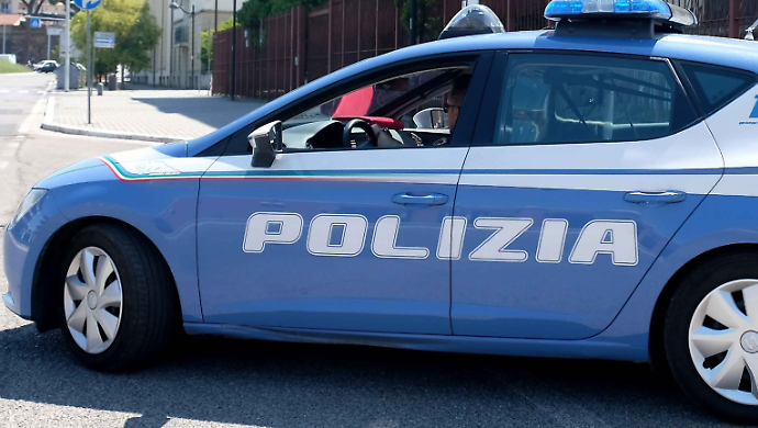 Ruba profumi da Zara, scappa ed ha un corpo a corpo con l'addetto alla vigilanza: arrestato