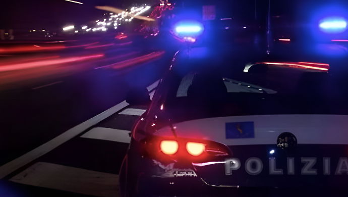 Ladro in fuga ferito da un colpo di pistola esploso dalla polizia. Inseguimento in A1, speronamento e corsa al buio nei campi