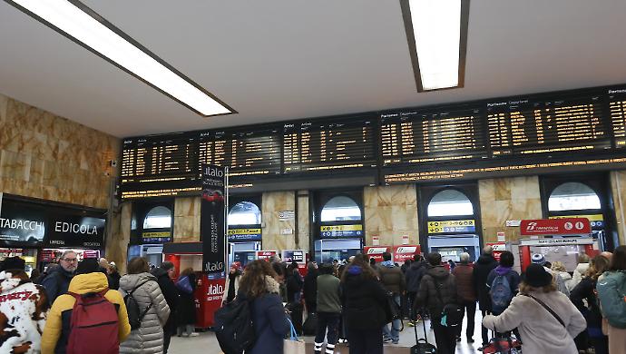 Caos treni nel primo giorno di Olimpiadi. Cavi tranciati e un ordigno. Salvini: "E' un attentato, c'&egrave; chi vuole male all'Italia"