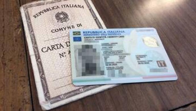 Carta d'identit&agrave; di carta ed elettronica