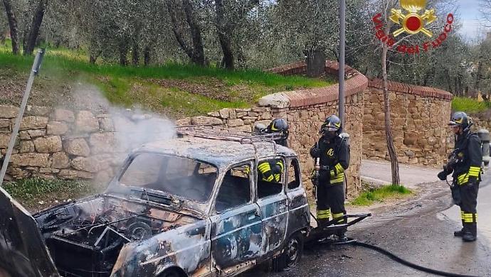 L'auto andata a fuoco