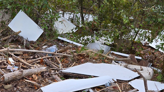 Una discarica abusiva tira l'altra: rifiuti di ogni tipo nei boschi. Immondizia abbandonata senza vergogna