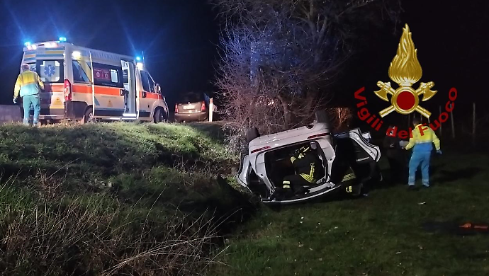 L'auto urta un mezzo di soccorso, finisce fuori strada e si ribalta: due feriti trasportati in ospedale