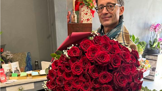 Mirko con il mazzo di rose