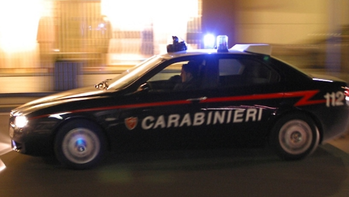 Buco nel muro dell'azienda per rubare l'oro: banditi in fuga con 50 mila euro di semilavorati