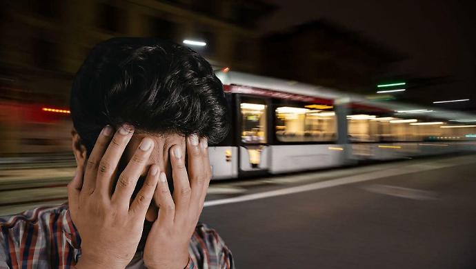 Violenza sessuale shock nella notte di san Valentino: preleva ragazzo di 17 anni sulla tranvia, poi gli abusi. Dopo l'arresto si scusa
