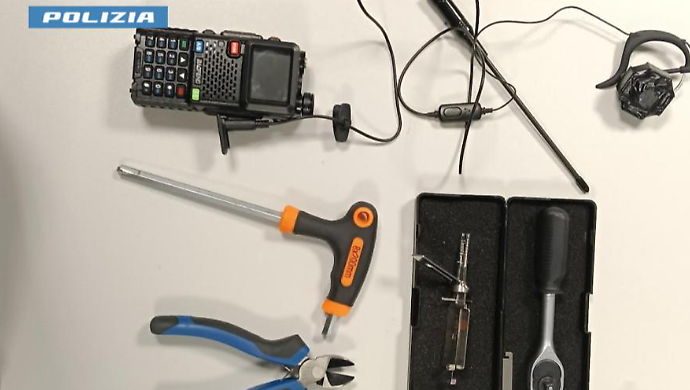 Sorpresi in zona Giotto con gli arnesi da scasso sotto i sedili dell'auto: scatta il foglio di via