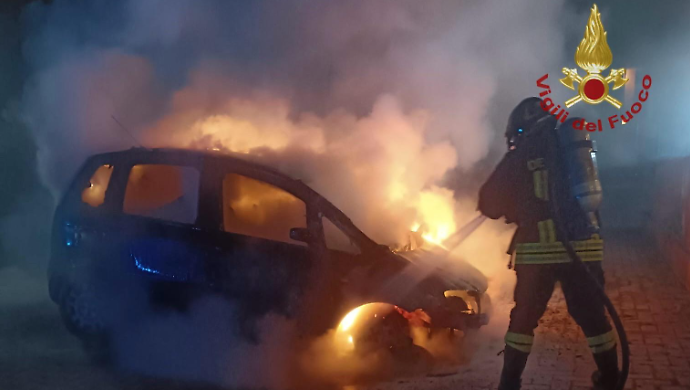 Incendio davanti alla pizzeria, paura e auto distrutta dalle fiamme. Prezioso intervento dei vigili del fuoco