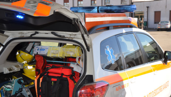 Violento incidente stradale in via Cimabue, ferita una donna. Trasportata al San Donato