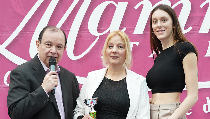 Paola Poggioni nel mezzo della foto