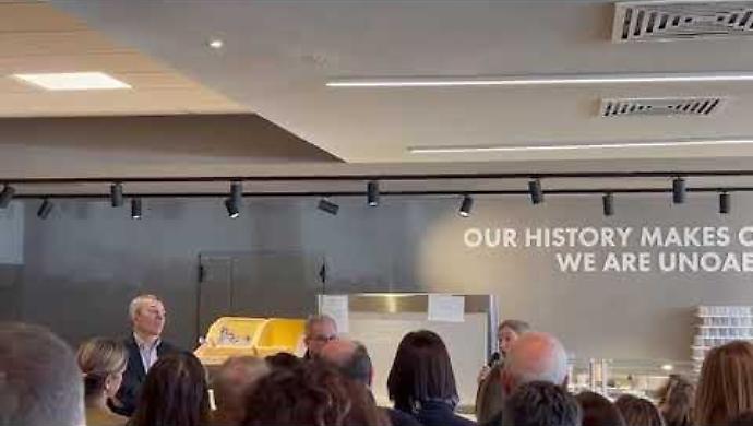 Applauso da brivido dei lavoratori di Unoaerre per Sergio Squarcialupi che salv&ograve; l'azienda in festa per i 100 anni