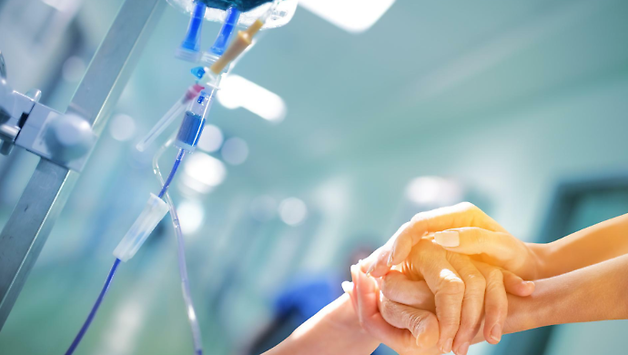 Libera ha 55 anni e non muove mani e braccia, ma ora pu&ograve; fermare la sua vita con gli occhi. Ha ottenuto il dispositivo fine vita