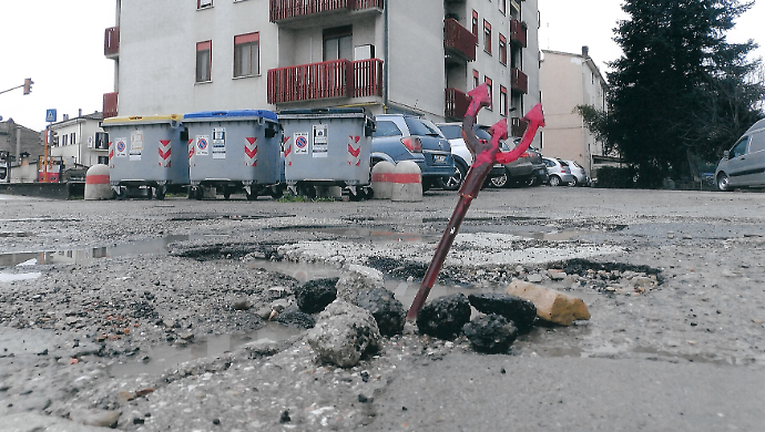 Massacrati dalle buche, il conto miliardario dell'asfalto rotto: incidenti e danni spesso causati dalla scarsa manutenzione