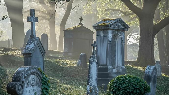 All'asta dodici manufatti cimiteriali