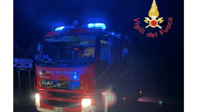 Incendio nella sala da ballo, incolumi le tre persone presenti. Struttura avvolta dalle fiamme nella notte