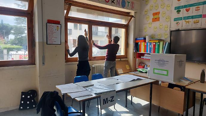 Gli scrutatori mentre puliscono i vetri