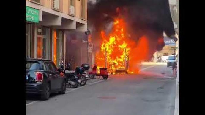 Attimi di paura, il video dell'ambulanza che va a fuoco in pieno centro