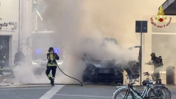 Le fiamme in centro, il super intervento dei Vigili del fuoco, i tre intossicati. Poteva davvero essere una tragedia. Le foto