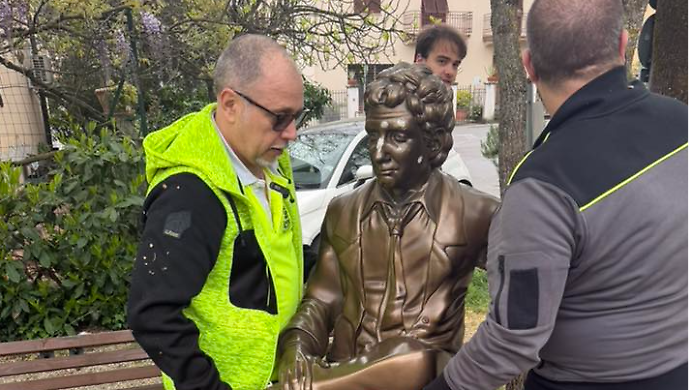 La statua di Francesco Nuti