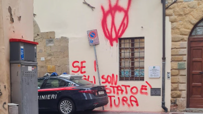 Il duro attacco ai vandali autori delle scritte: "Gravi violazioni penali. Vanno trovati"