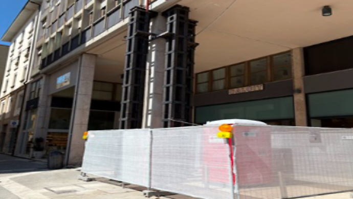 Via le transenne dopo 10 giorni, riaperti il palazzo e piazza San Jacopo