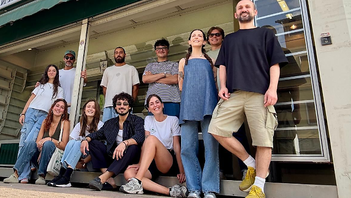 I ragazzi che hanno riaperto l'edicola