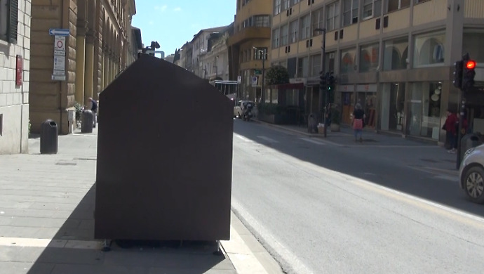 I nuovi cassonetti dei rifiuti fanno discutere. L'assessore Sacchetti: "Interrarli? Costi elevati che sarebbero ricaduti sui cittadini"