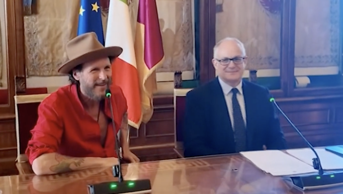 Jovanotti compie 60 anni e riparte in bici. I concerti, Sanremo, la lupa capitolina, il duetto con il sindaco: "Mi fate assessore?"