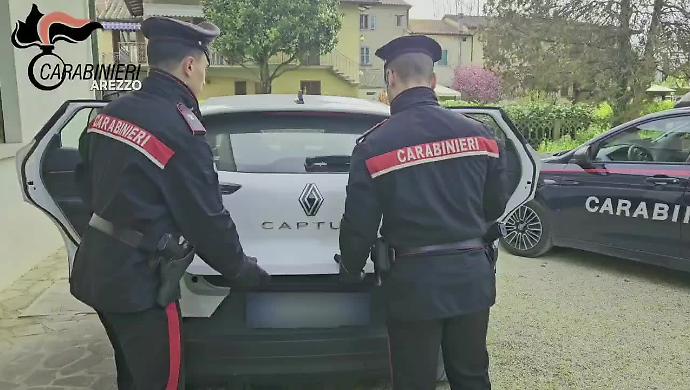 Trasportano un chilo di cocaina in auto: traditi dalla frenata davanti ai carabinieri: due arrestati