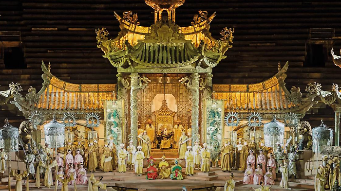 Turandot, il capolavoro di Giacomo Puccini, nella versione curata da Franco Zeffirelli,  all'Arena di Verona in onda su Rai3 