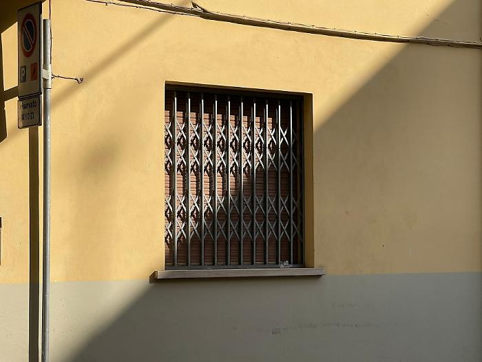 Morta sul letto da tre mesi, due settimane fa la figlia era a Rimini: non si trova ancora