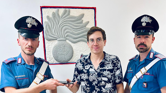 Arezzo, ruba il cellulare della Guardia Medica di Pratovecchio Stia e rischia di mandare in tilt il servizio di assistenza. Scoperta e denunciata