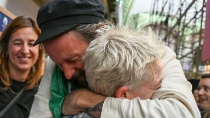 Paralimpiadi, l'abbraccio tra Jovanotti e Bebe Vio: "Forza, velocit&agrave;, dedizione e spirito". E la foto diventa virale