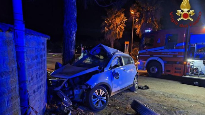 Nettuno, morti bimbo di 5 anni e sua zia incinta. Drammatico incidente stradale: guidava la mamma del piccolo. Prima ipotesi: travolti da un'auto in corsa