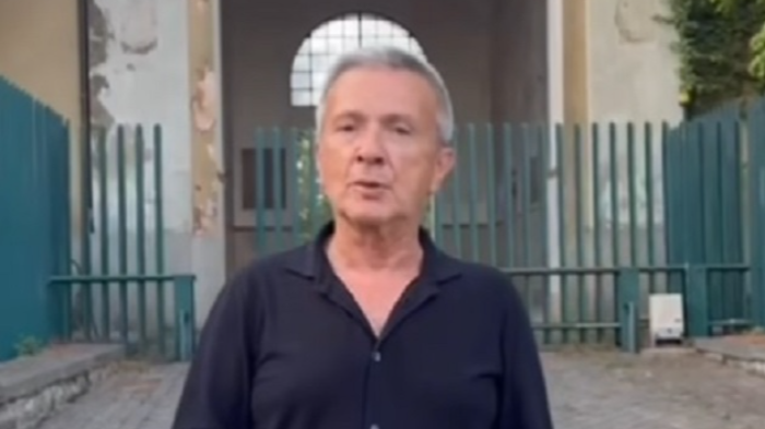 Pupo si emoziona nella caserma dove fece il militare: "Qui ho scritto la mia prima canzone". Il video