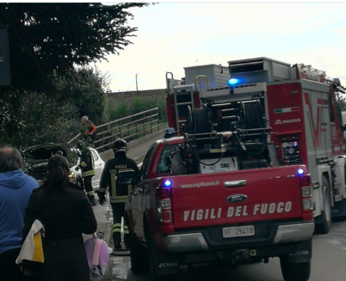 Cortona, auto fuori strada a Camucia: feriti una minore e un uomo