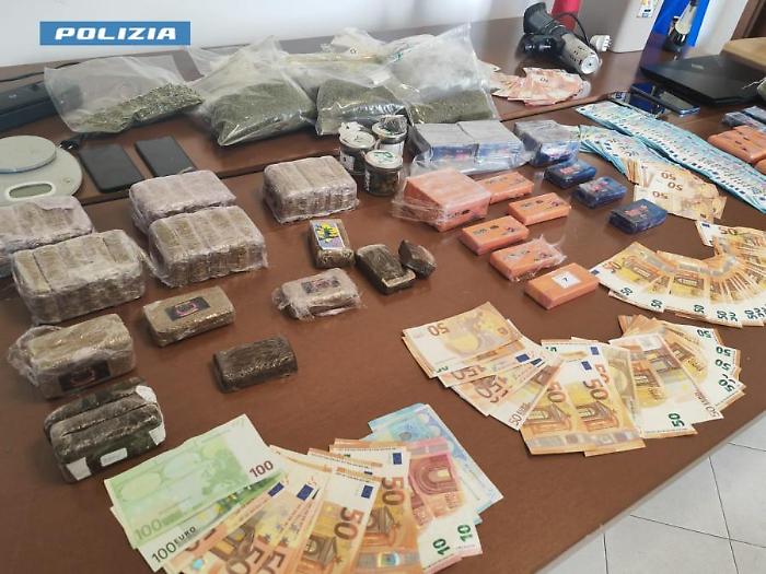 I panetti di droga e il denaro