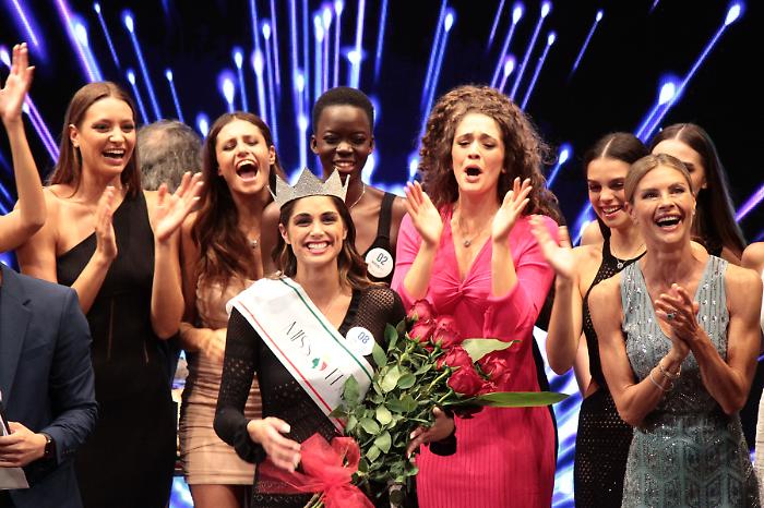 Ofelia Passaponti, è toscana la Miss Italia 2024: la giovane senese incoronata da Martina Colombari